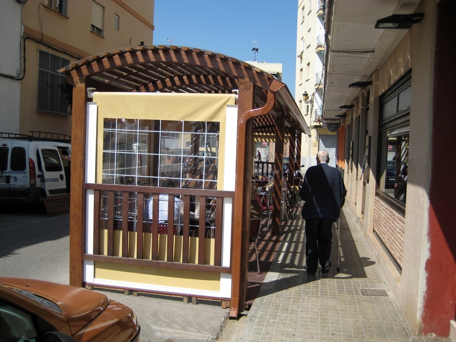 Terraza cubierta de cafetería