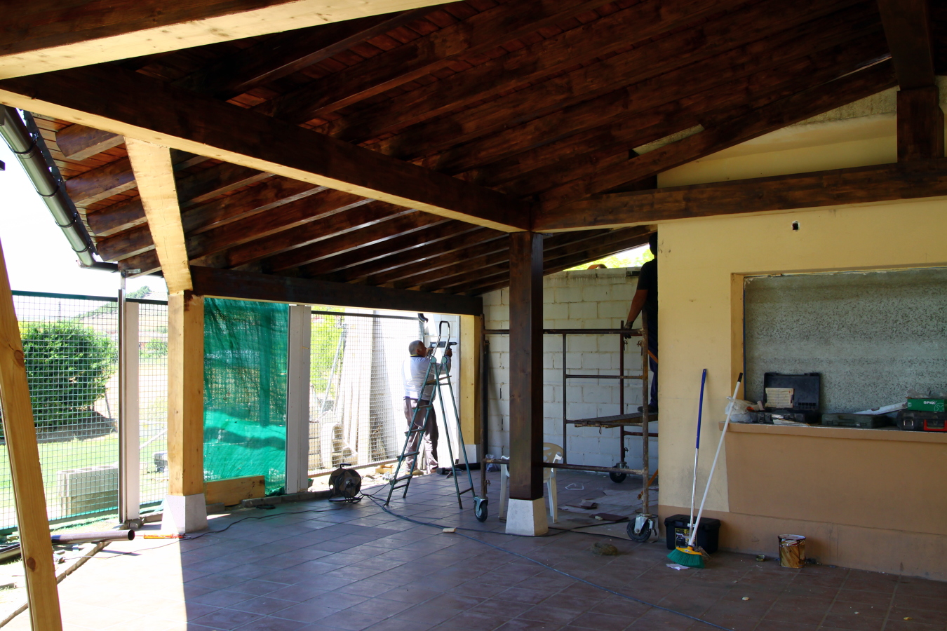 terraza de madera laminada en piscinas de Fombellida (Valladolid)