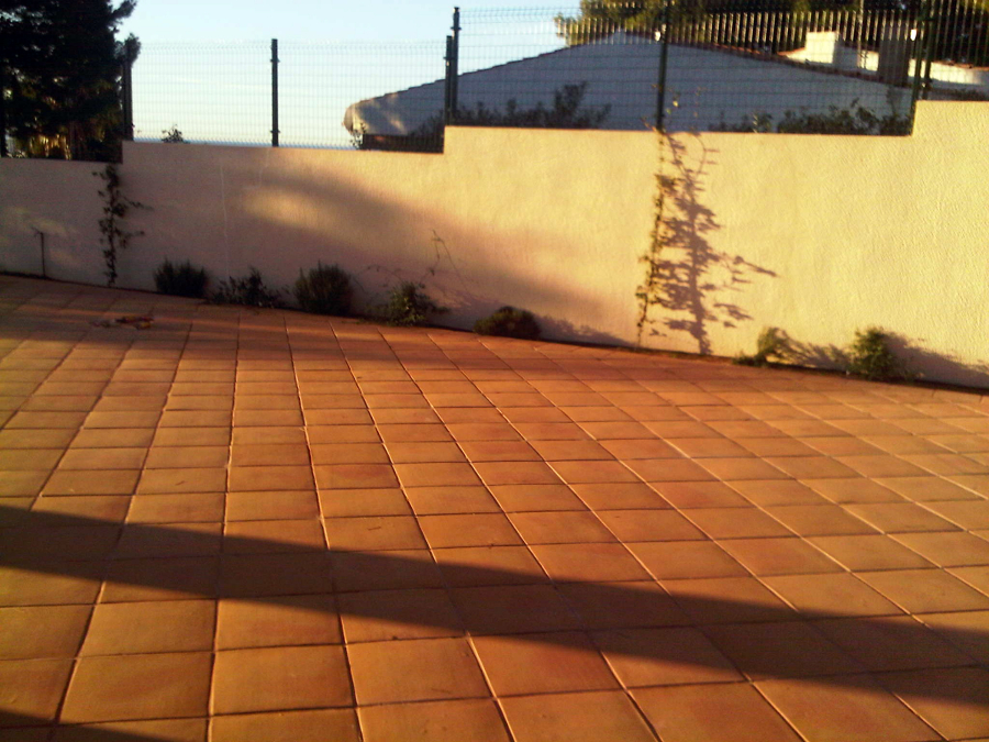 Terraza en pavimento de terracota natural