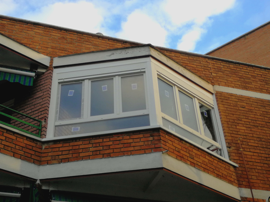 Cerramiento en 90º Formado por Ventanas de PVC con Persiana