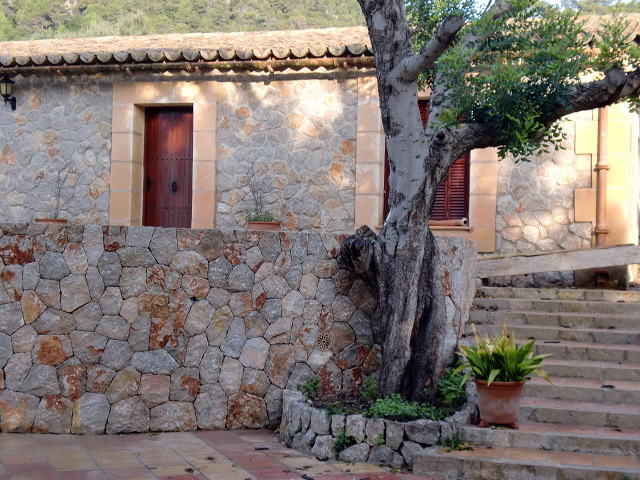 TERRAZA Y ESCALERA DE PIEDRA