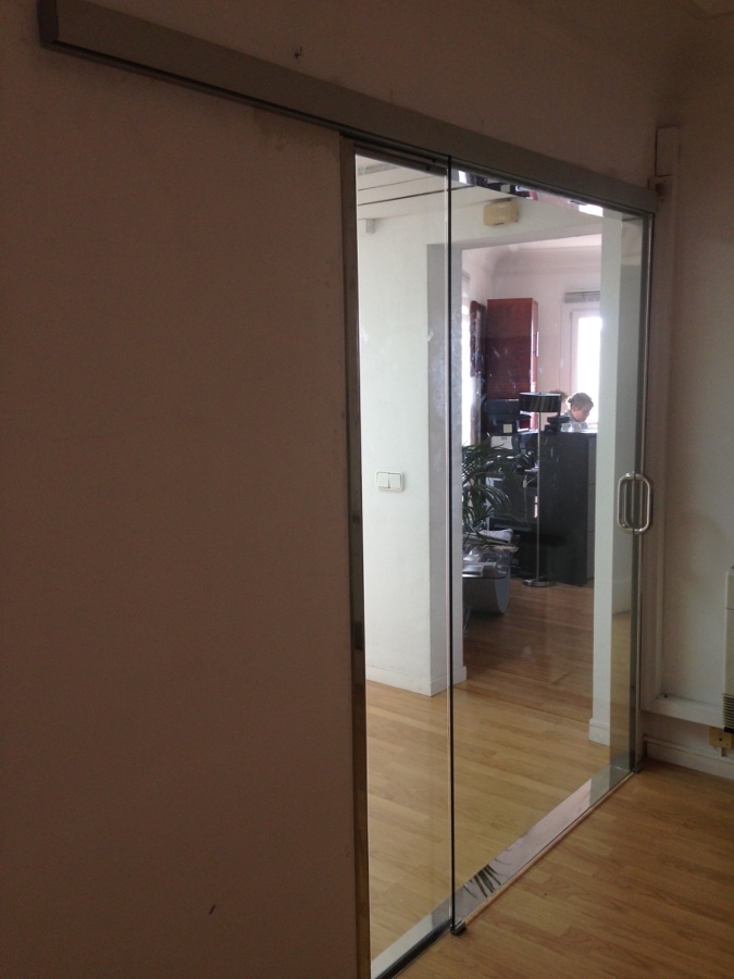 Puerta corredera de cristal para oficina