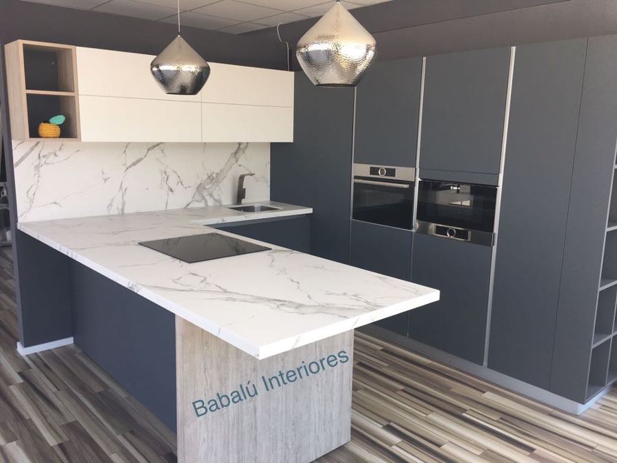 Cocina en tacto seda en grafito y blanco