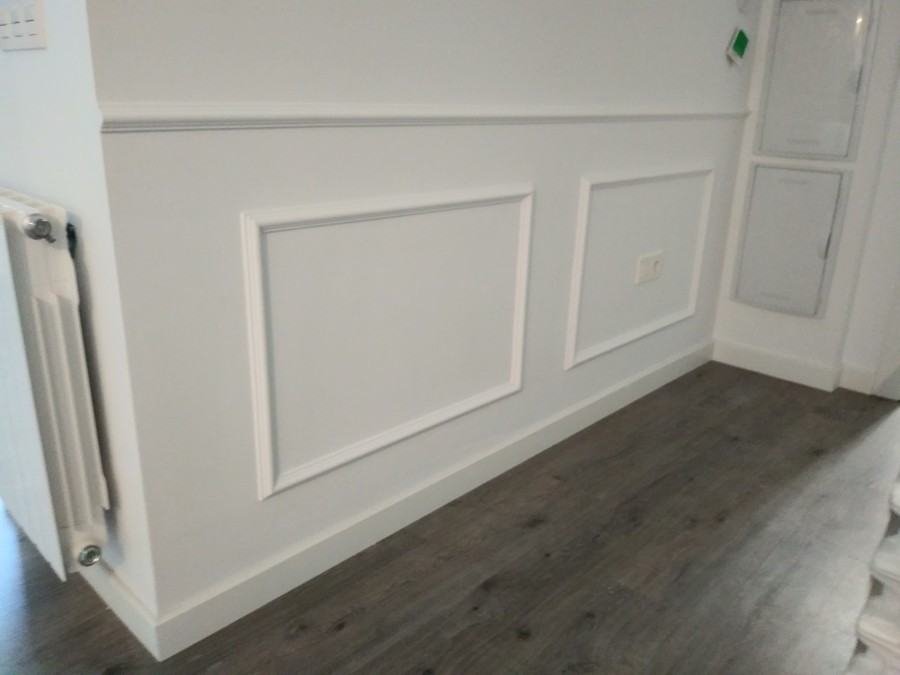 Decoración de moldura en pasillos