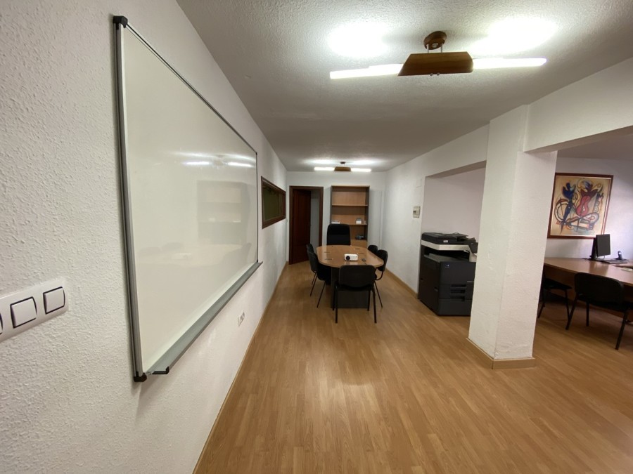 Sala de juntas y formaciones con pizarra.