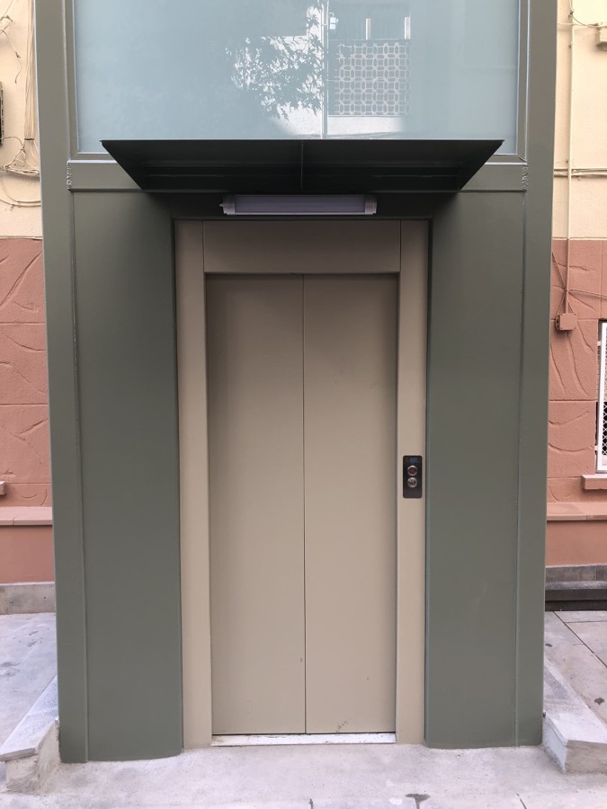 Vista de acceso al ascensor (estructura modular exterior)