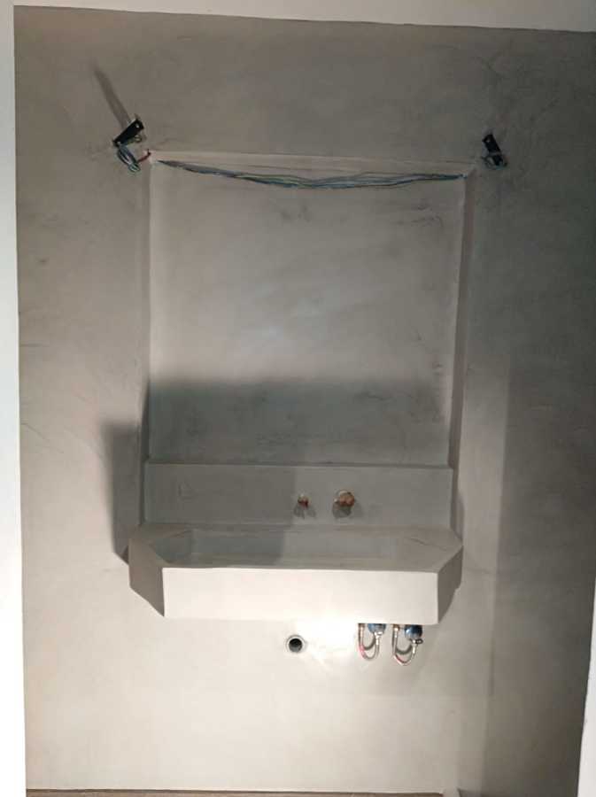 restauración de masia. lavabo revestido en microcemento
