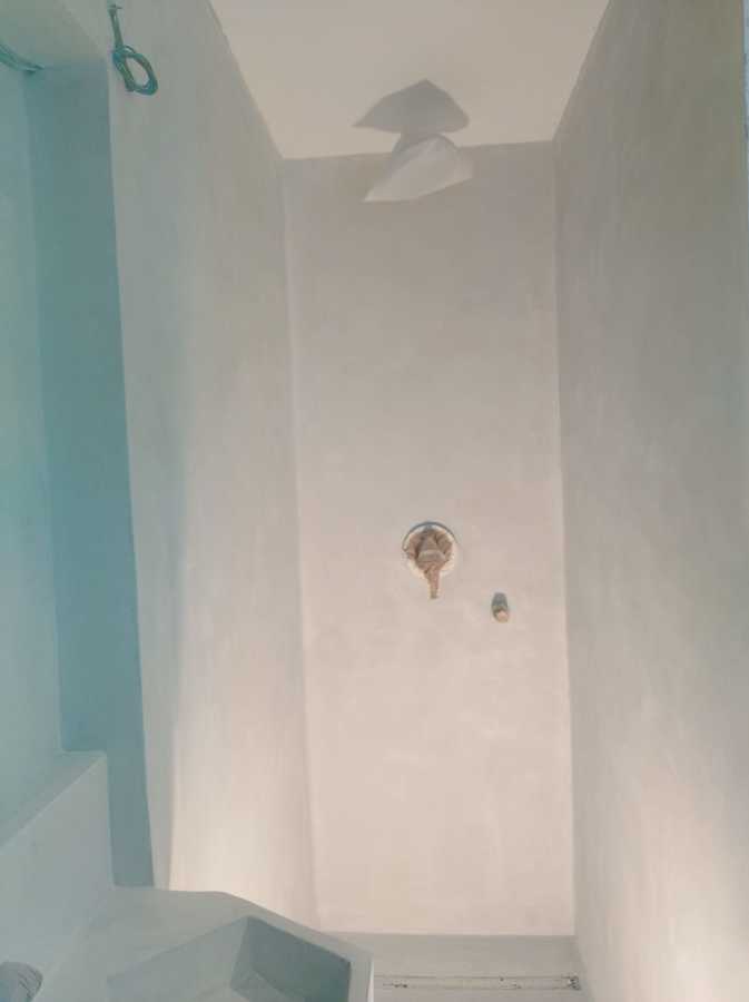 Revestimiento paredes de ducha en microcemento.restauración de masia