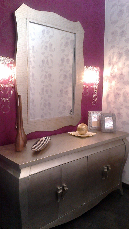 Papel pintado y mueble auxiliar