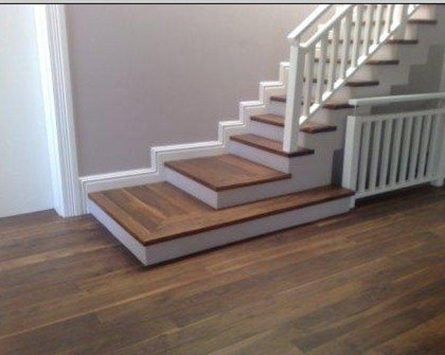 Escalera con base en tarima