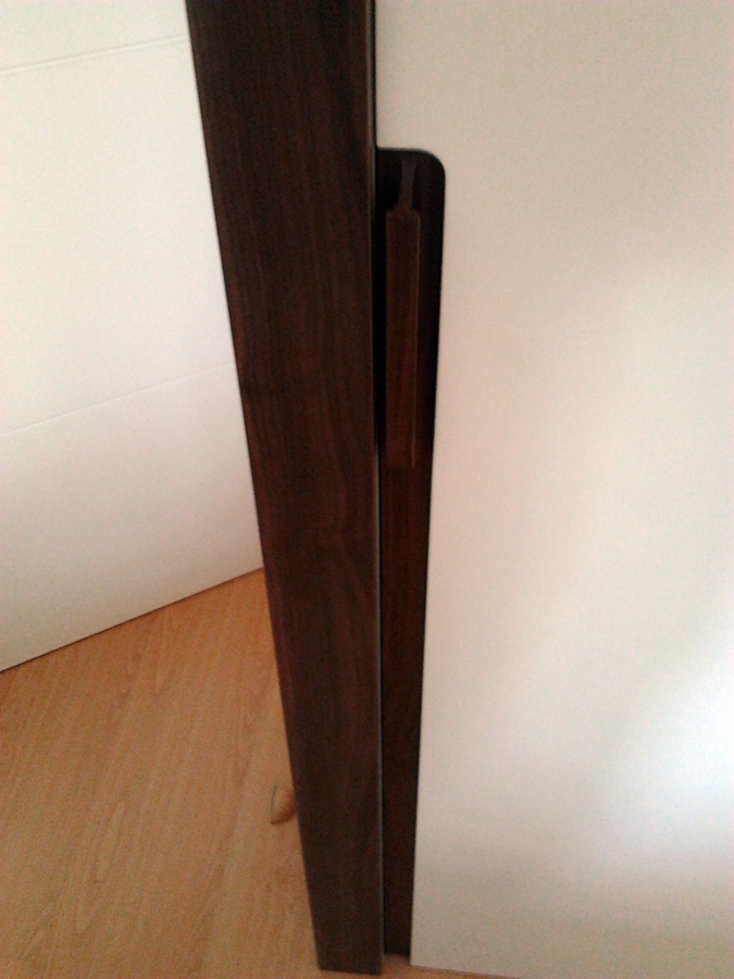 Tirador de puerta corredera en madera de nogal americano