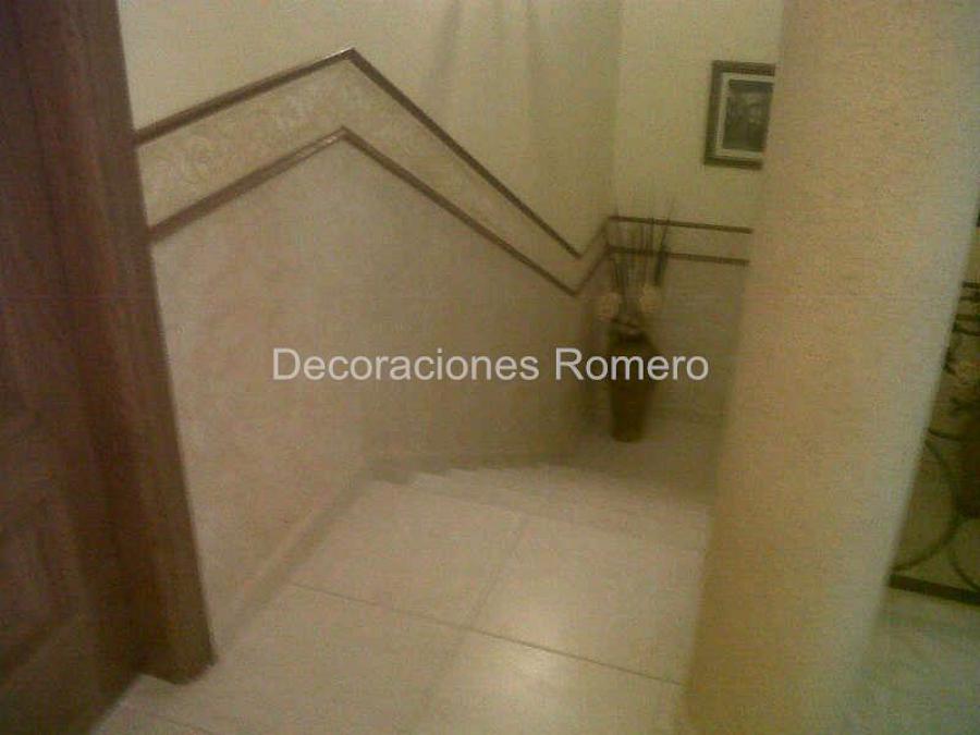 Tiro de escaleras decorado