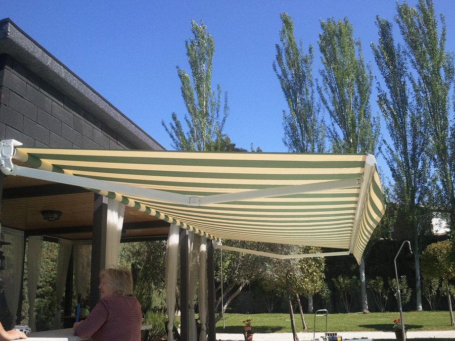 Toldo articulado en jardín