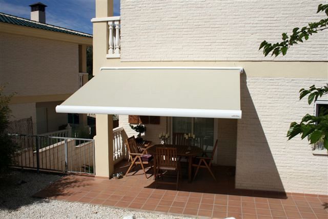 Toldo con brazo invisible y cofre