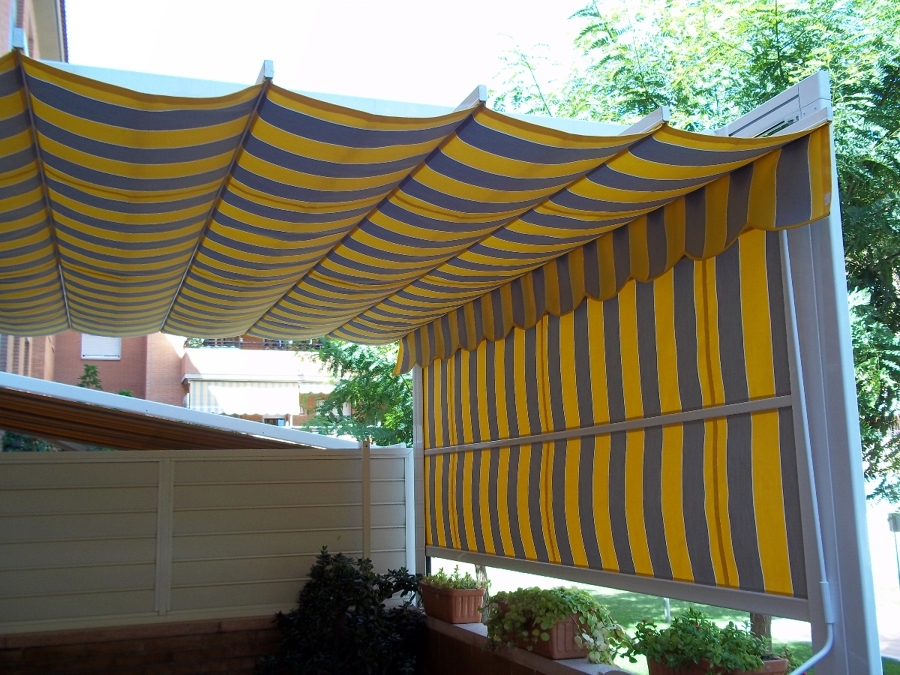 Toldo corredero con cortaviento