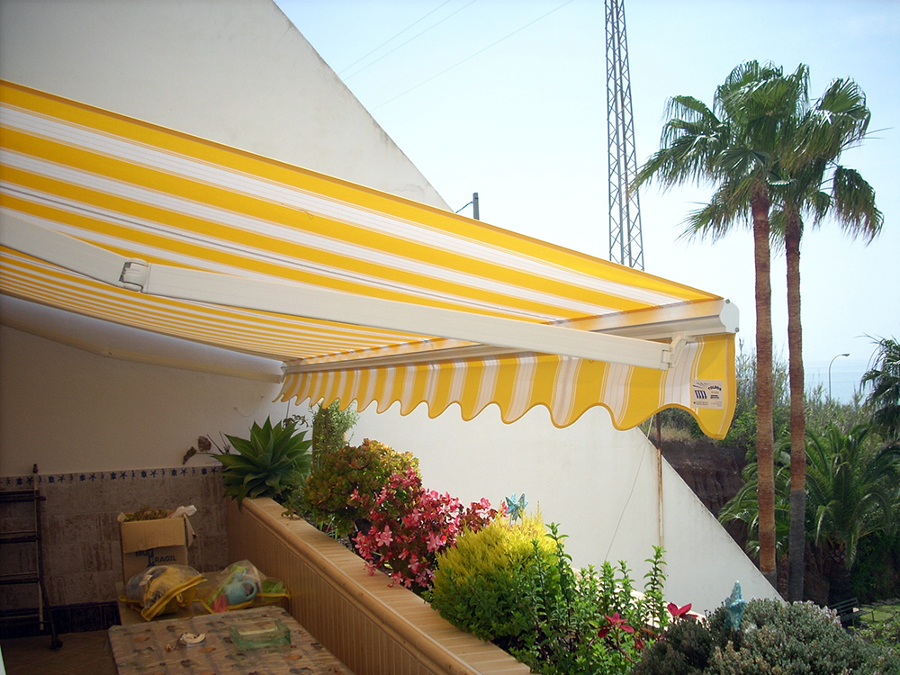toldo de brazos articulados o invisibles