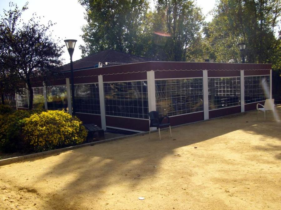 TOLDO DE VELA CON ESTRUCTURA DE ALUMINIO.