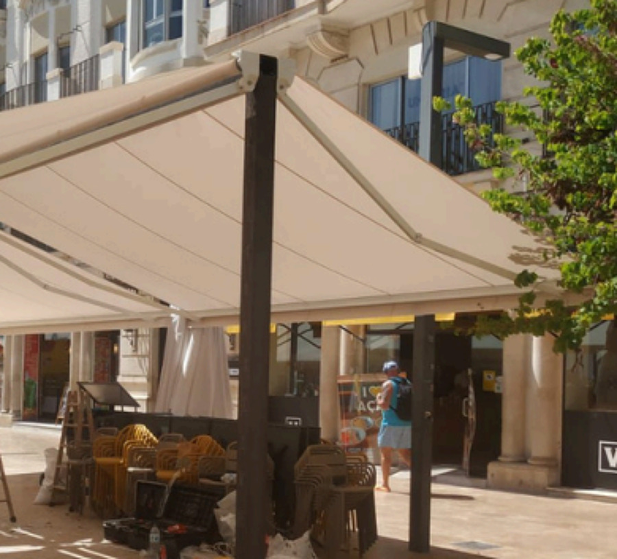 Junio 2023. Toldo extensible autoportante. Alicante, Comunidad Valenciana