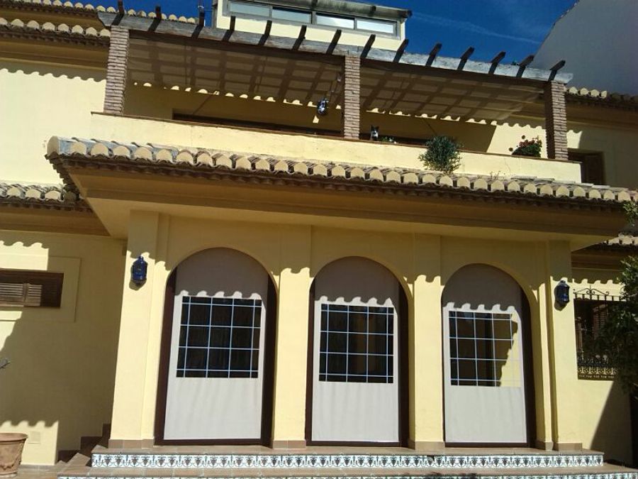 Toldo guías arriba y toldos cortavientos 