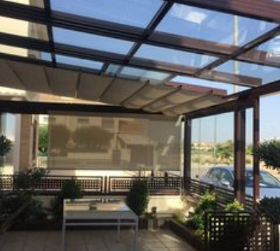 Febrero 2022. Toldo palillero, techo móvil y estor enrollable. Alicante, Comunidad Valenciana