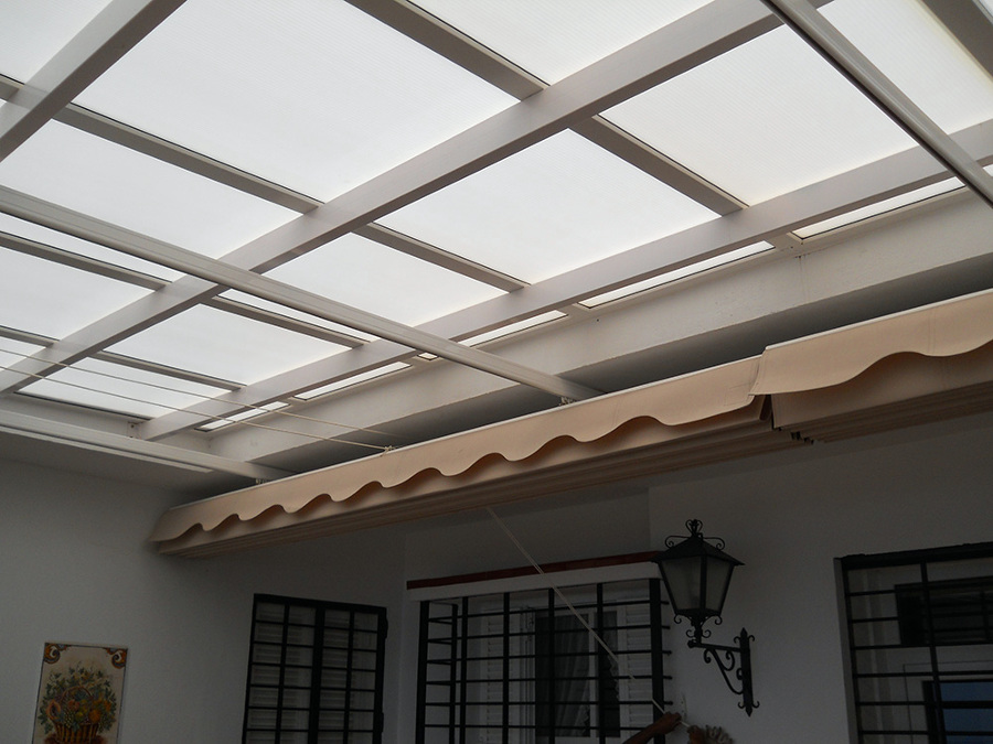 toldo plano entre pared