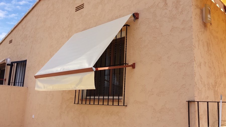 Toldo portada con tensión y lona de PVC lacado madera