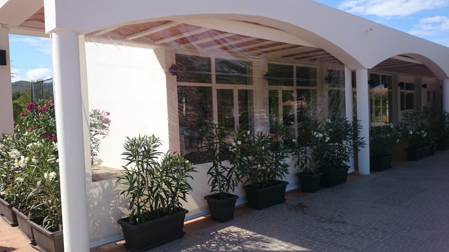 Toldo vertical con ventana