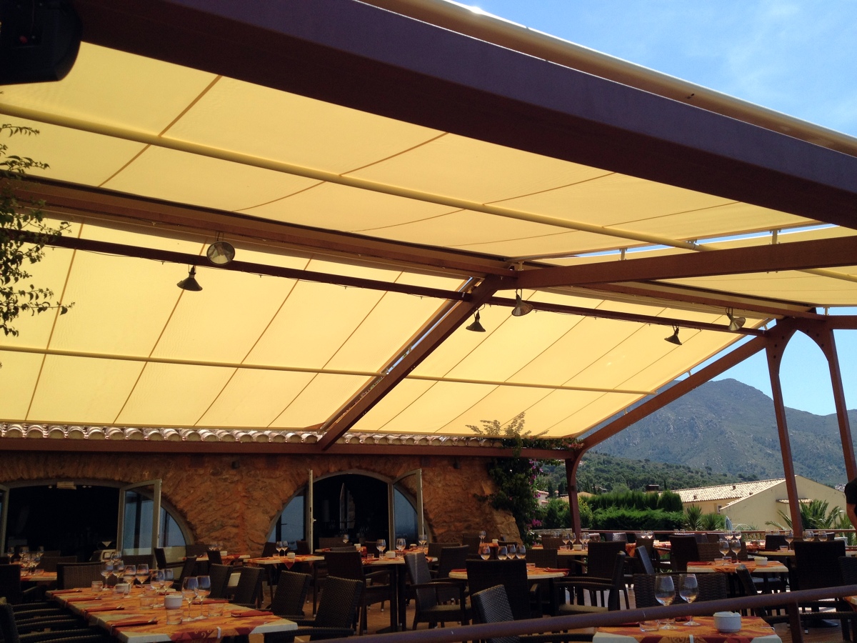 TOLDOS VERANDA A "DOS AGUAS", RESTAURANT NOU PUSION, PALAU SAVARDERA  (ROSES)