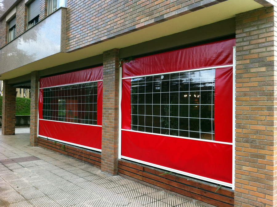 TOLDOS VERTICALES CON GUÍAS