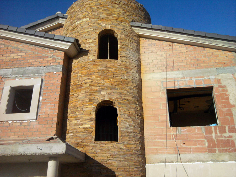 torre con tacos colocados en secode piedra natural 