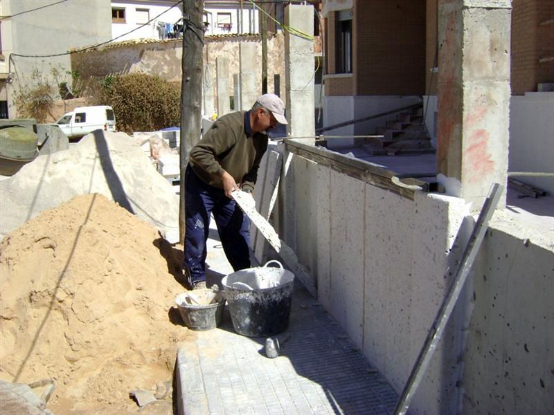trabajando el zocalo co cemento cola