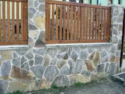 trabajo de colocar piedra y valla