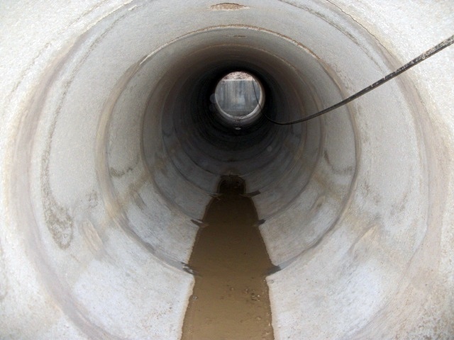 Trabajo de limpieza realizado en un paso de carretera