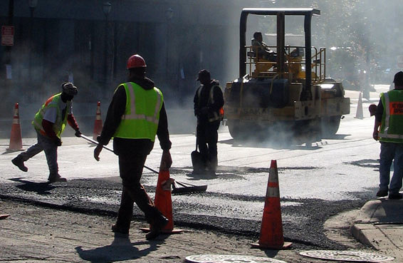 TRABAJOS DE PAVIMENTACION CON AGLOMERADO EN CALIENTE
