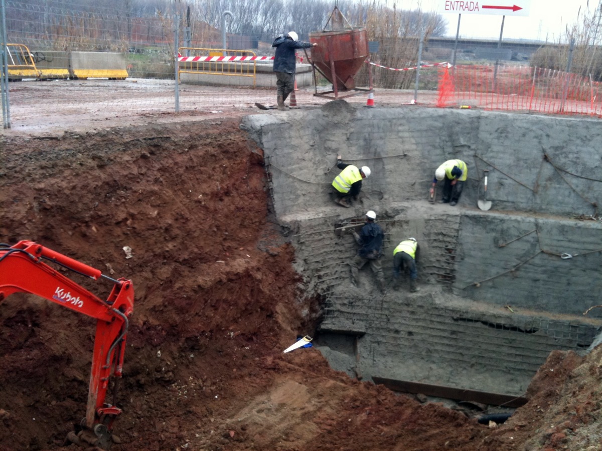 Trabajos de subterrar lineas de alta tension para AVE 