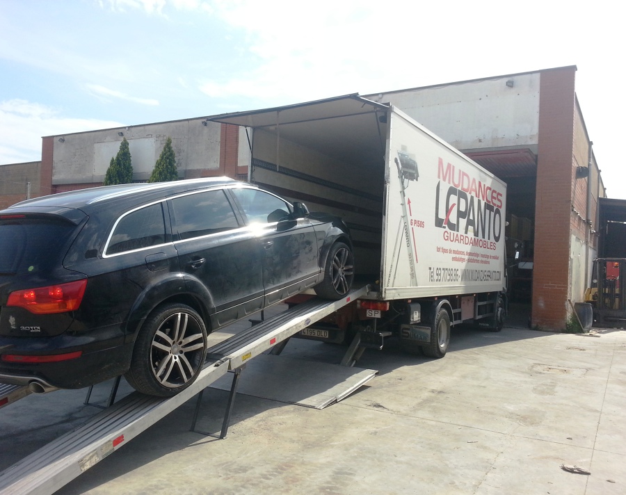 Tralado de vehículo en camión