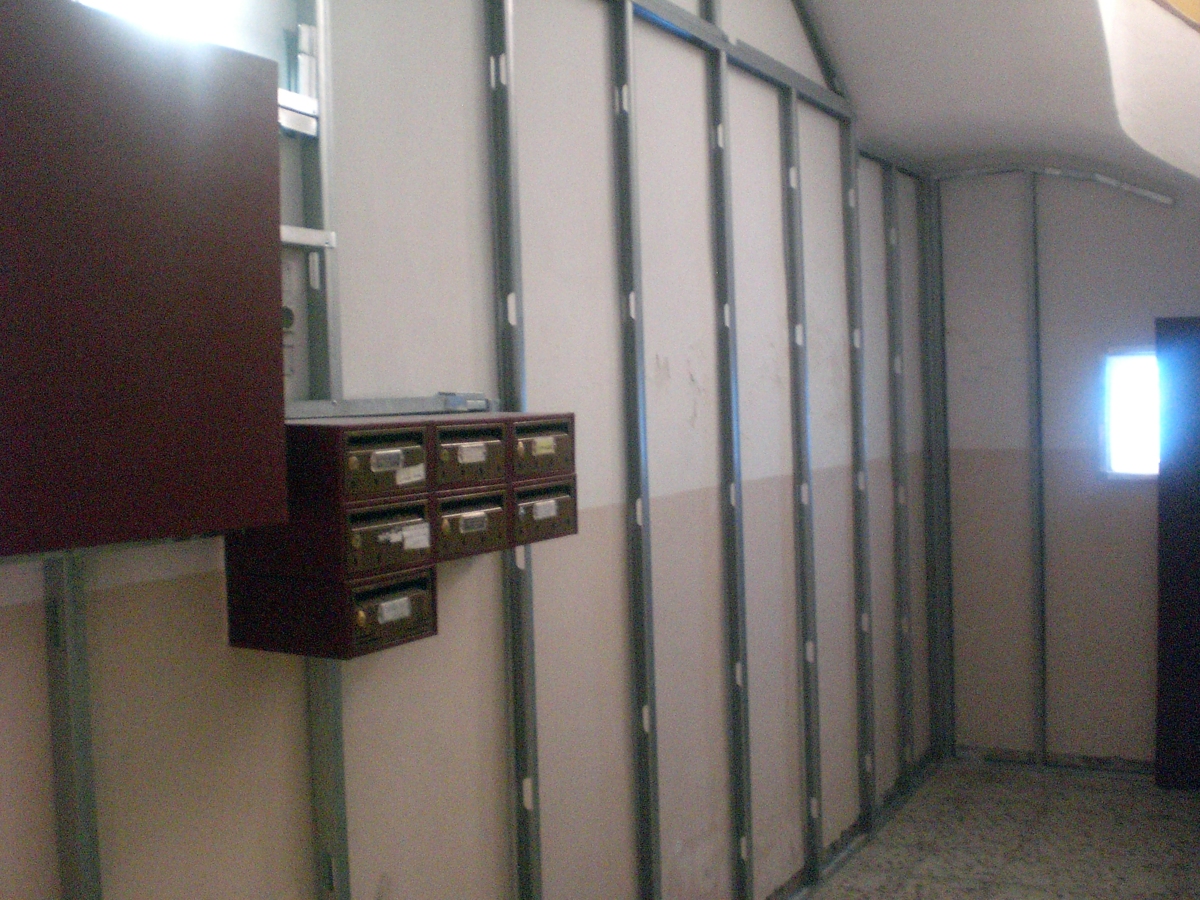 Colocacion de montantes en patio de comunidad.