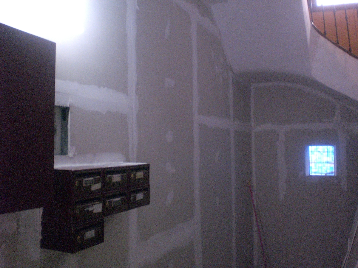 Trasdosado de placa en patio de comunidad