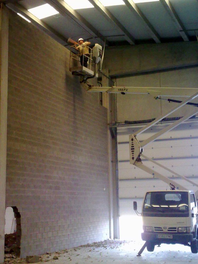 treballant dins d'una nau industrial