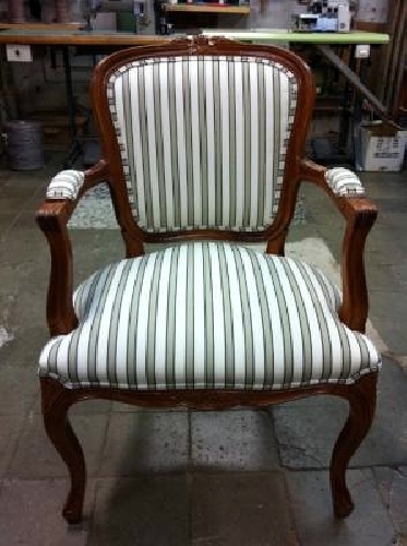 una butaca clásica tapizada con tela mallorquina 