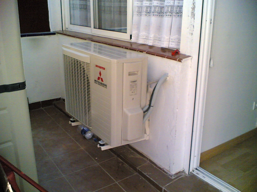 Unidad exterior bajo ventana