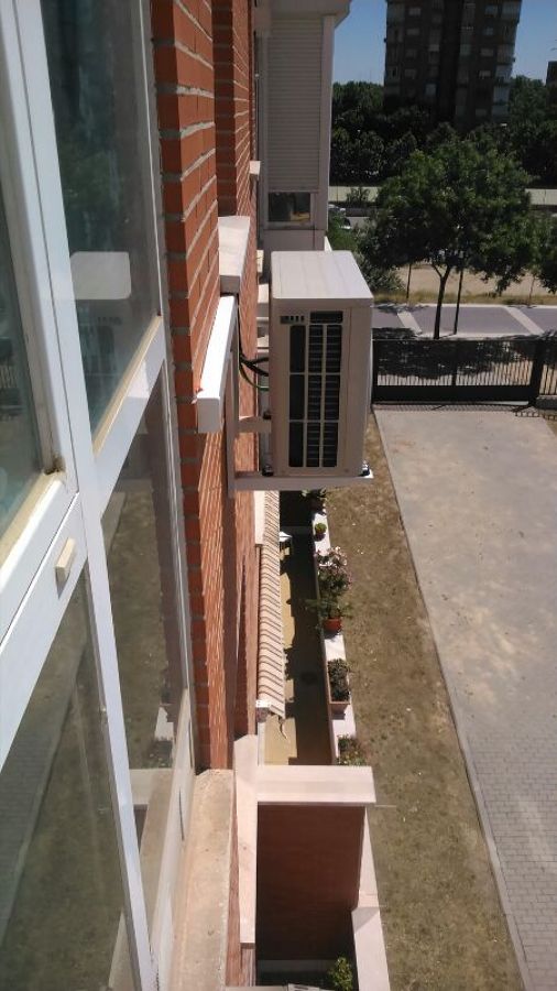 UNIDAD EXTERIOR BAJO VENTANA