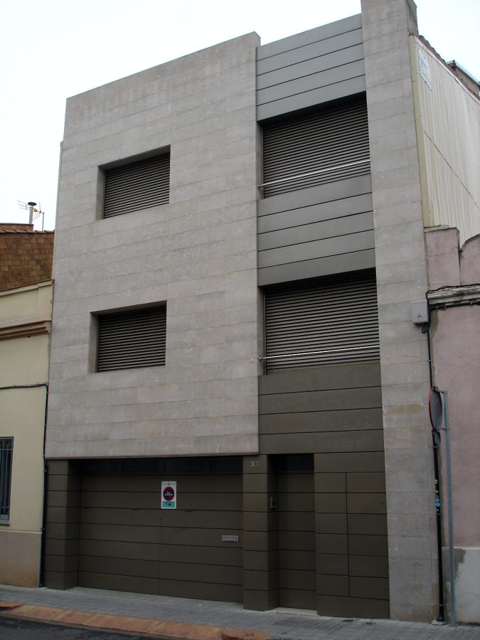 unifamiliar entre medianeras