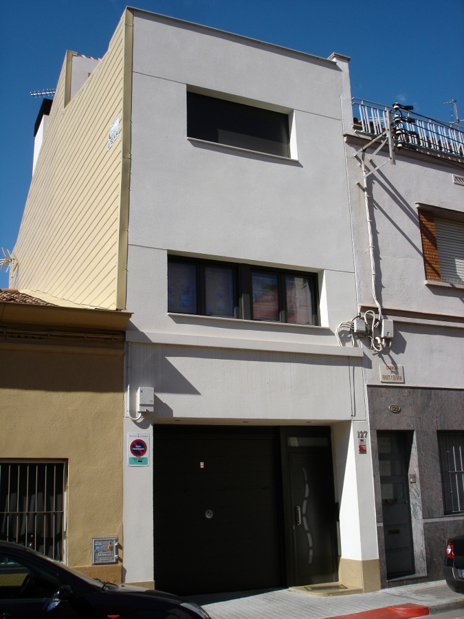 unifamiliar entre medianeras