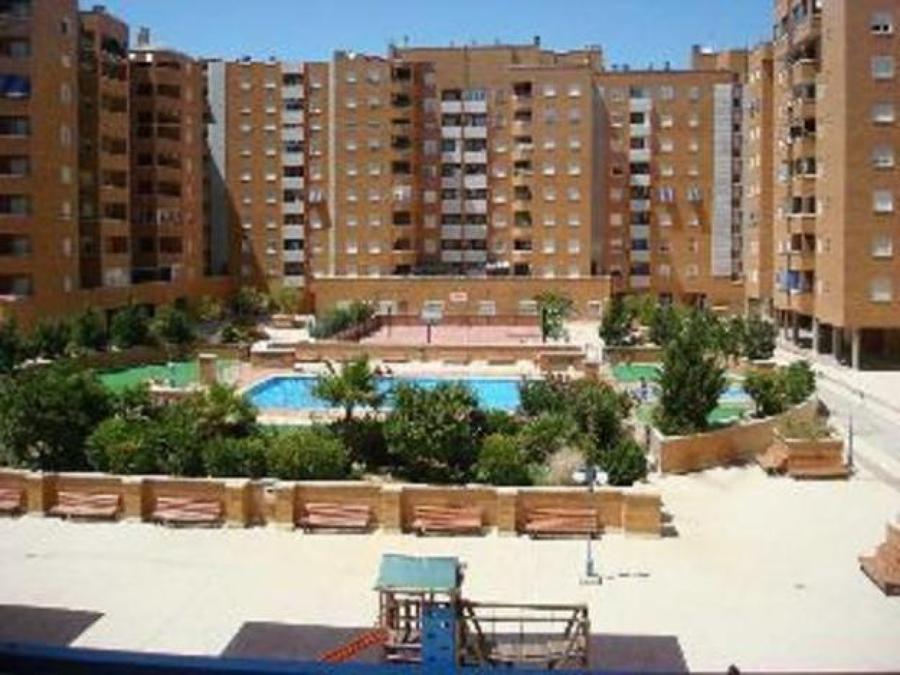 urbanización con piscina