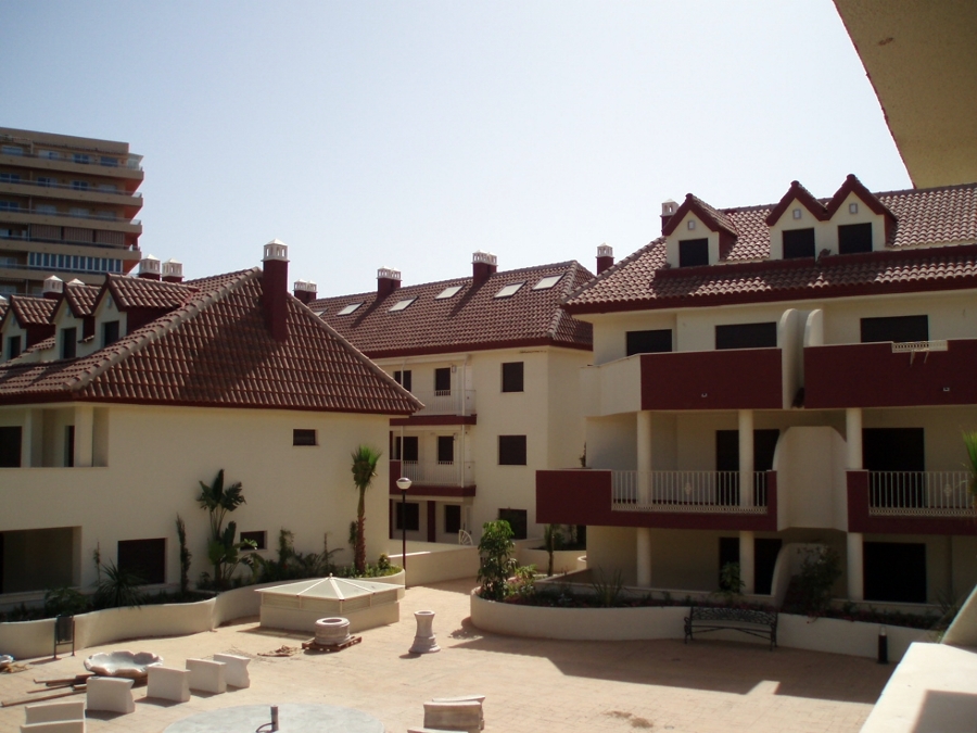 URBANIZACIÓN PRIVADA DE 78 VIVIENDAS + GARAJES + PISCINAS Y ZONAS AJARDINADAS