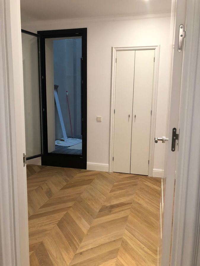 PUERTA DE ALUMINIO Y PARQUET