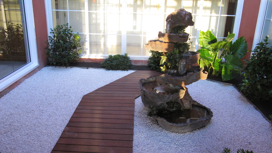 Patio Inglés con gravas e IPE