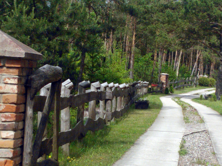 VALLADO DE MADERA Y PIEDRA.