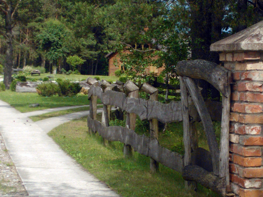 VALLADO DE MADERA Y PIEDRA.